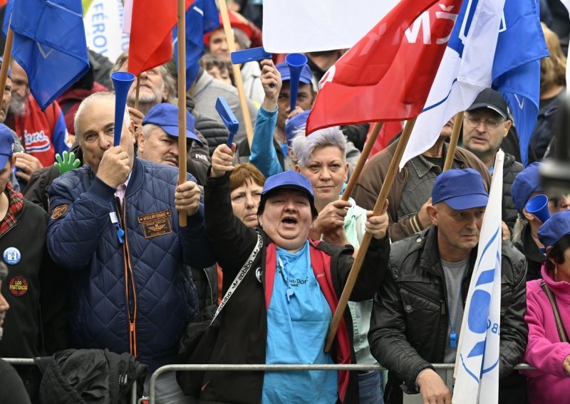 [FOTO] Tisuće na ulicama europskih gradova: Prosvjedovalo se protiv energetske politike, siromaštva, pa sve do kontra krajnje desnice