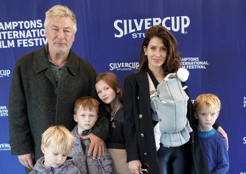 Prizor za pamćenje: Alec Baldwin pojavio se na crvenom tepihu s obitelji, a njegova supruga nosila je novorođenče u nosiljci