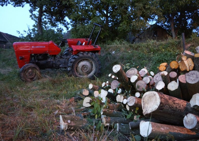 Muškarac poginuo nakon što je proklizala prikolica i prevrnula traktor na njega