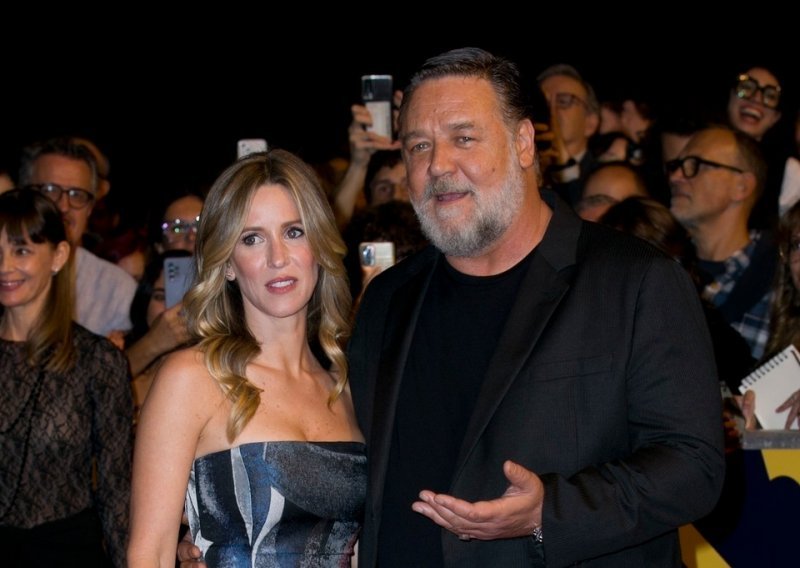 Prvi put zajedno na crvenom tepihu: Russel Crowe na premijeru stigao s čak 27 godina mlađom djevojkom