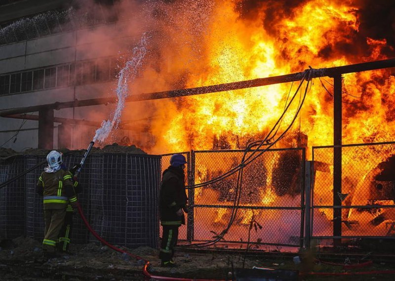 Troje mrtvih u zračnom napadu na Kijev