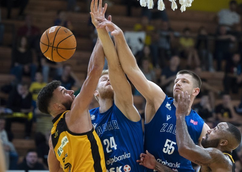 [FOTO] Košarkaši Zadra i bez svojeg najboljeg igrača Luke Božića do trijumfa na Gripama; Dinamo namučio Cibonu