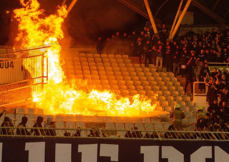 [FOTO] Nakon derbija dogodio se požar na južnoj tribini; Boysi zapalili stolice pa tribinu spašavali vatrogasci