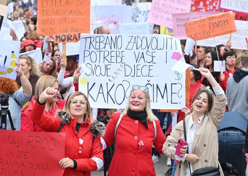 Odgojitelji zaprijetili na prosvjedu štrajkom i izlaskom na ulice