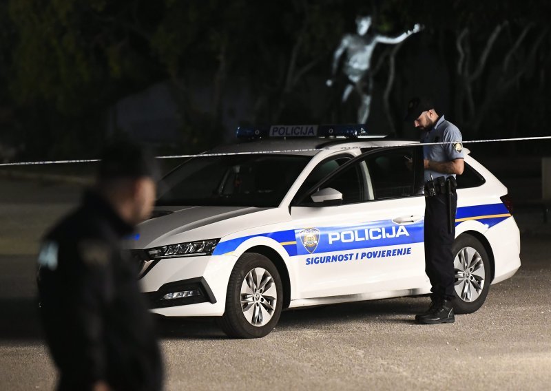 Muškarac kod Poreča na automobil stavio tuđe registarske pločice, policija ne može utvrditi čije je vozilo