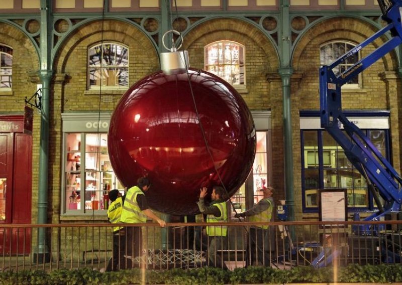 Poljupci će paliti lampice bora u Londonu