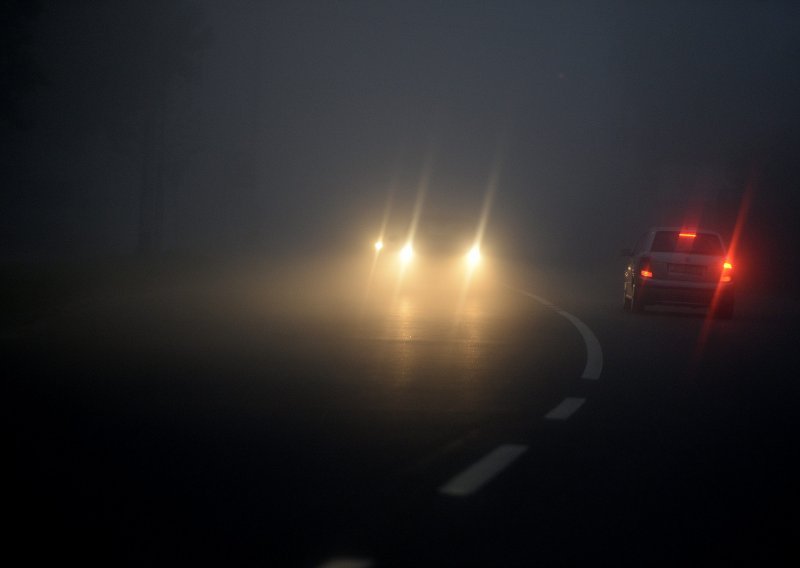 Kaos na cestama: Gusta magla u unutrašnjosti, zaredale nesreće, vozi se usporeno u kolonama i uz zastoje