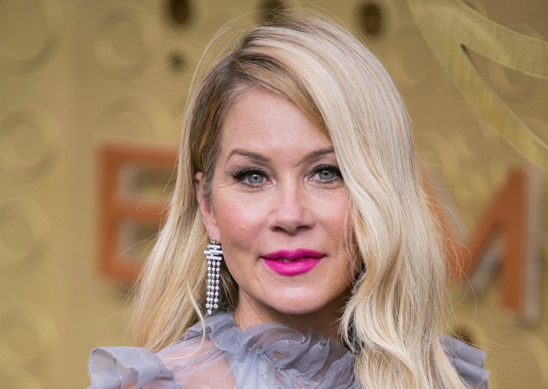 Glumica Christina Applegate podijelila svoje iskustvo u borbi s multiplom sklerozom: 'Udebljala sam se 18 kg i ne mogu hodati bez štapa'