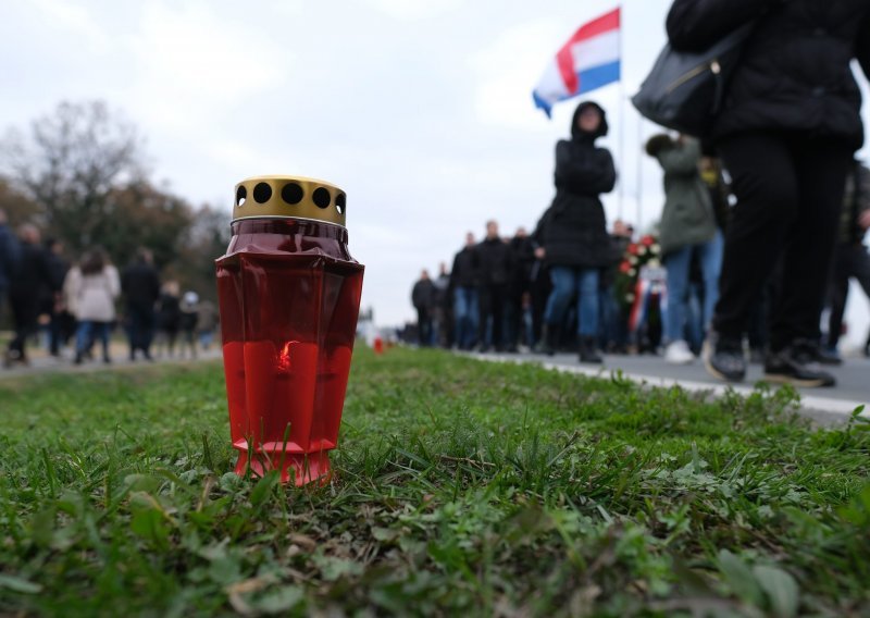 Na Memorijalnom groblju u Vukovaru položene ruže i upaljene svijeće: 'Da je bol s godinama manja, nije'