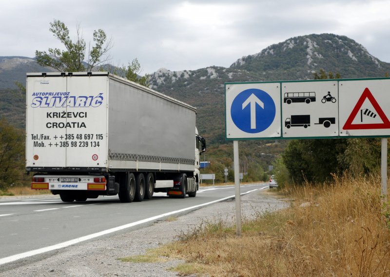 Olujni vjetar zatvorio autocestu A1 od Svetog Roka do Posedarja, popodne se očekuje kiša