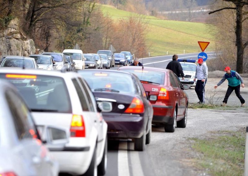 Držite razmak u Sloveniji, kazna 200 eura!