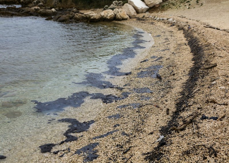 Nakon Kostrene crna, ljepljiva masa se proširila i zagadila plaže Liburnije i Istre. Je li i to mazut iz TE Rijeka?