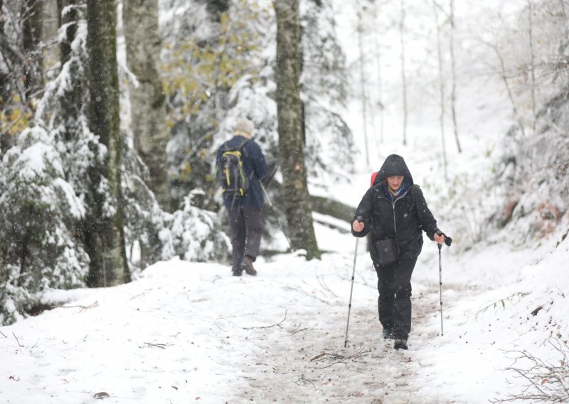 [FOTO] Pogledajte kako je snijeg zatrpao Gorski kotar i Liku; zabijeljela i Medvednica