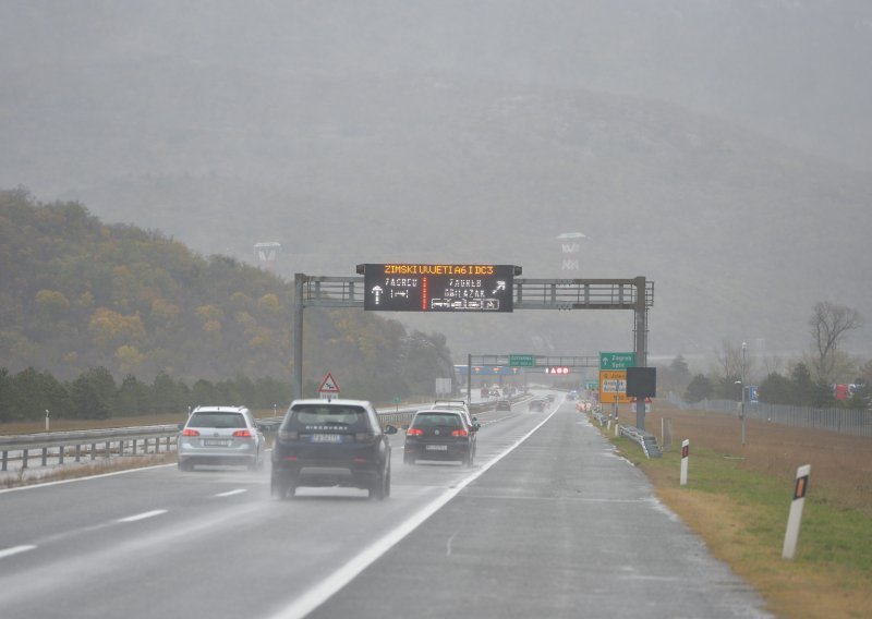 Ceste su mokre i skliske, zbog nesreće u tunelu Sleme vozi se usporeno