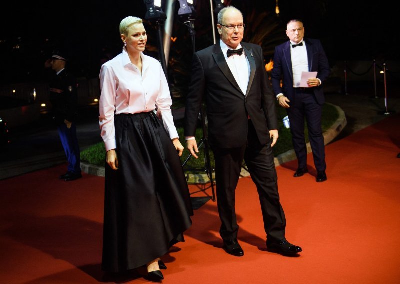 Bijela košulja itekako može biti elegantna, a monegaška princeza Charlene dobro je zna kombinirati, čak i u neočekivanim prigodama