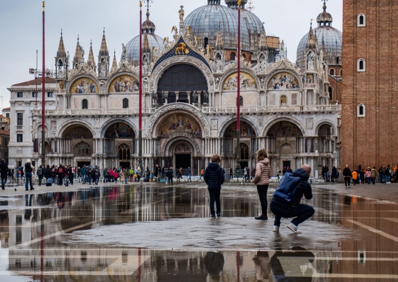 Veneciju od iznimno visoke plime zaštitio sustav brana Mose