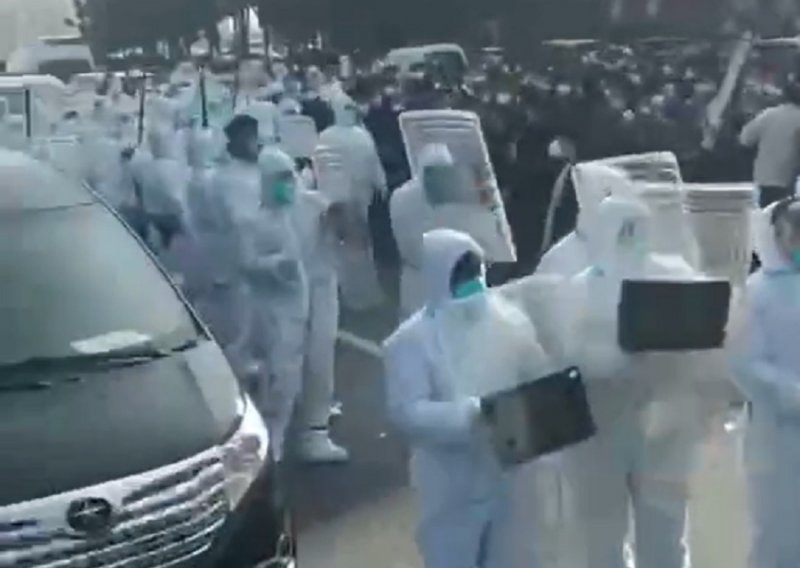 [VIDEO] Jezive snimke iz Kine: Radnici u tvornici iPhonea se pobunili, interventna policija ih rastjerala dimnim bombama i suzavcem
