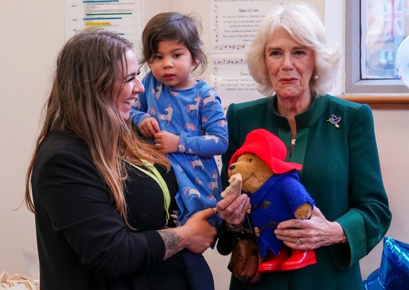 Camilla darovala medvjediće Paddington ostavljene u počast kraljici Elizabeti