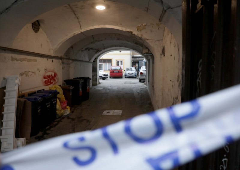 [FOTO] Usred noći u centru Zagreba planuo stan, netko je polio benzinom i zapalio stubište u zgradi