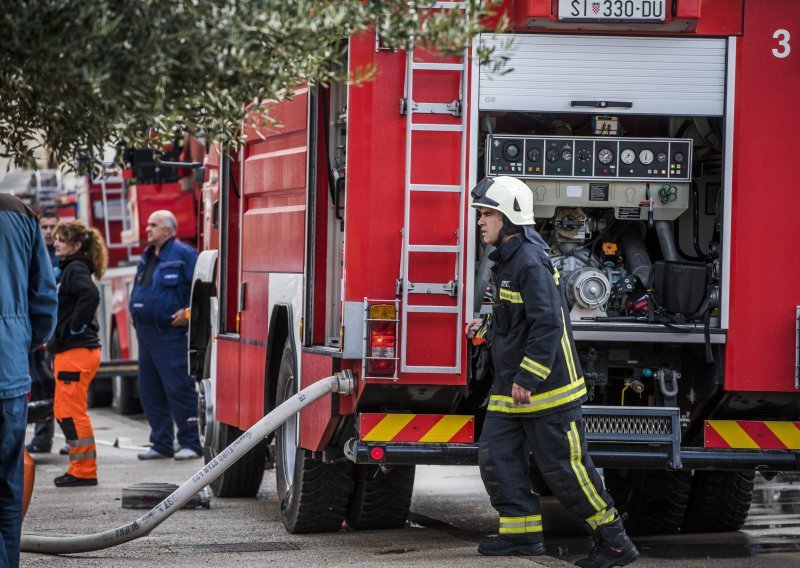 Noćna drama u Šibeniku: Zapalio se stan, tri osobe potražile liječničku pomoć