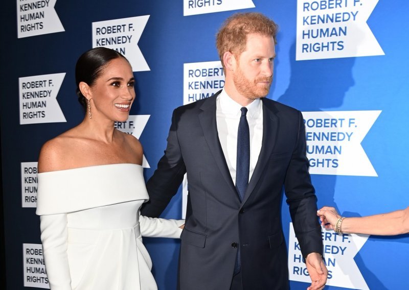 Meghan Markle servirala eleganciju u bijelom: Haljinu po mjeri i s potpisom Louis Vuittona začinila kultnim prstenom princeze Diane