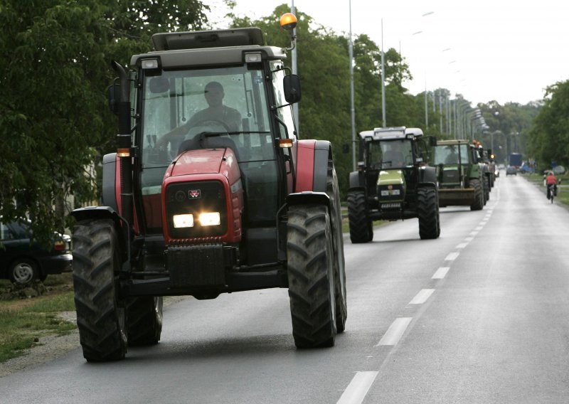 Dobila otkaz u školi jer ne zna voziti traktor