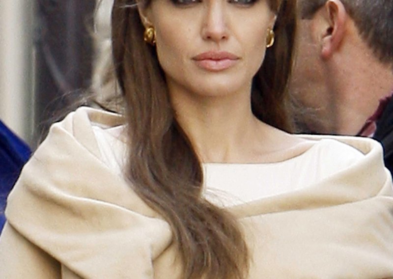 Angelina se pomirila s Bradovom mamom