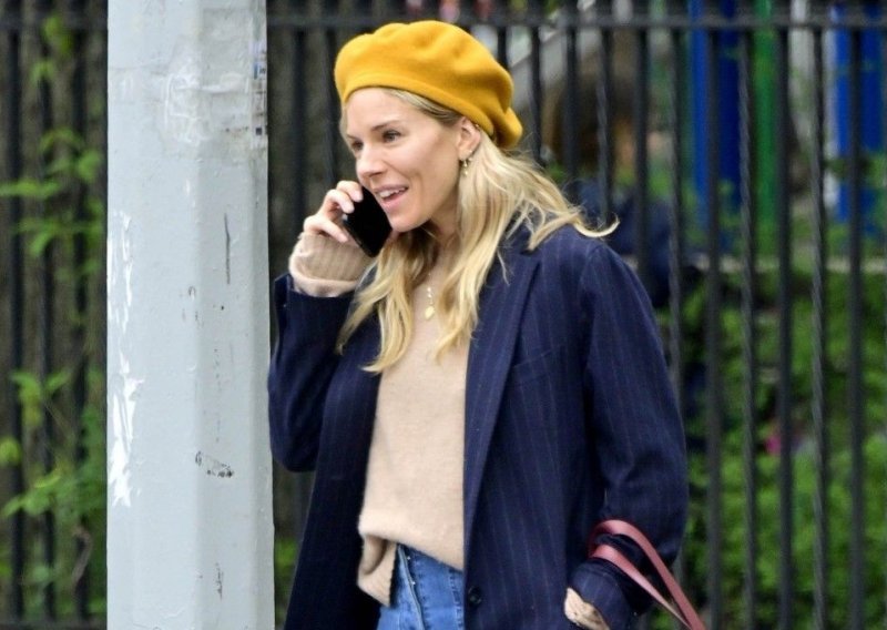 Sienna Miller pokazala je sjajan modni ulov: Ovaj kaput idealna je alternativa klasičnim tamnim kaputima