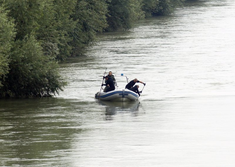 U Savi u Slavonskom Brodu pronađen mrtav muškarac, kod Donje Bebrine spašeno desetero migranata