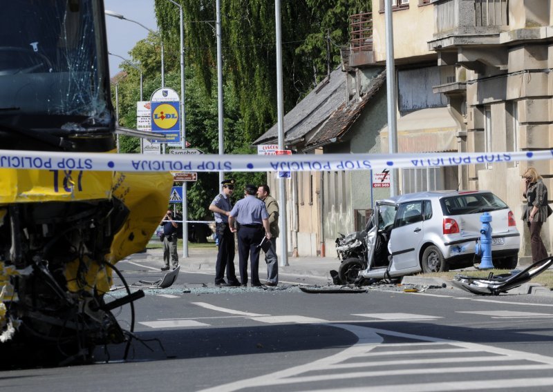 Troje ozlijeđenih u sudaru autobusa i automobila