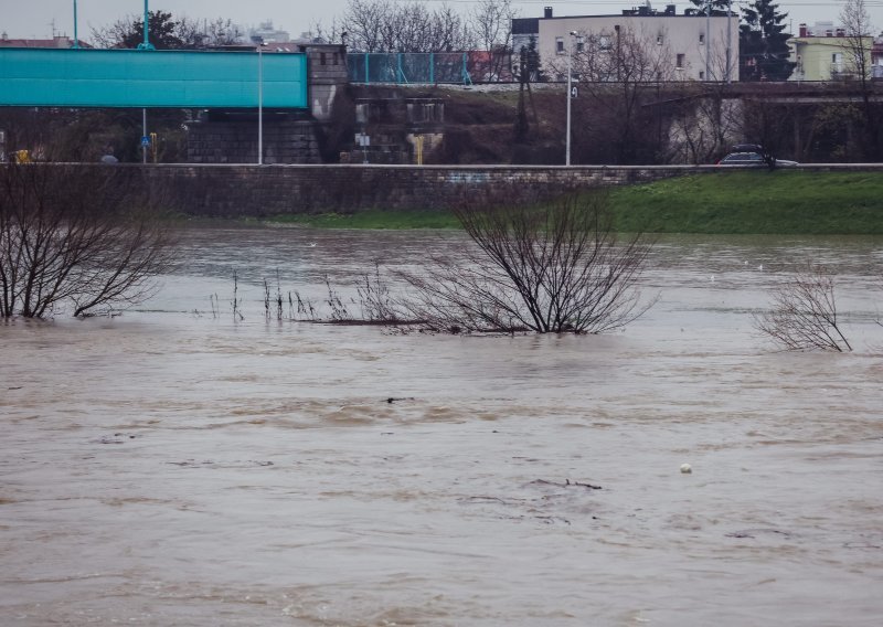 Iz Save kod Davora spašeno 10 promrzlih stranih državljana