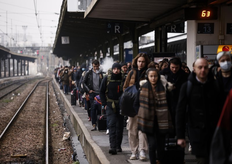 Božićni štrajk željezničara u Francuskoj: Ukinute stotine vlakova velikih brzina