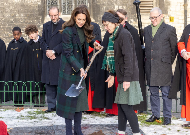 Kate Middleton u kaputu omiljenog blagdanskog uzorka