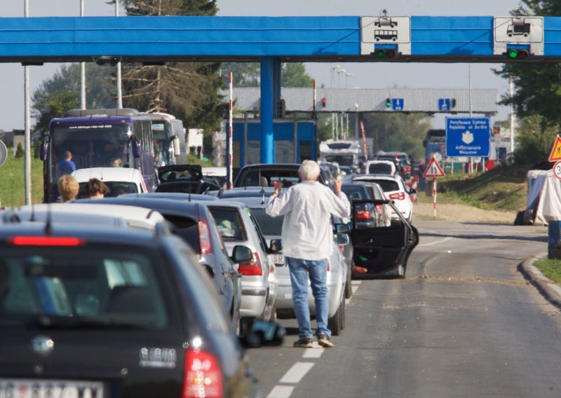 Gužve na granicama sa Srbijom i BiH, na nekim prijelazima čeka se i do četiri sata