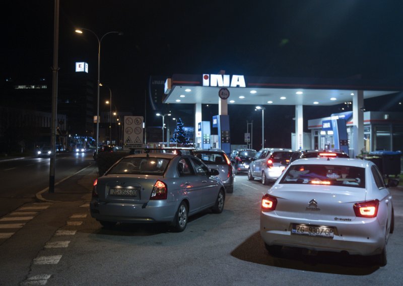 [FOTO] Ovako su u ponedjeljak navečer izgledale benzinske crpke u Zagrebu: Građani pohrlili po gorivo prije poskupljenja
