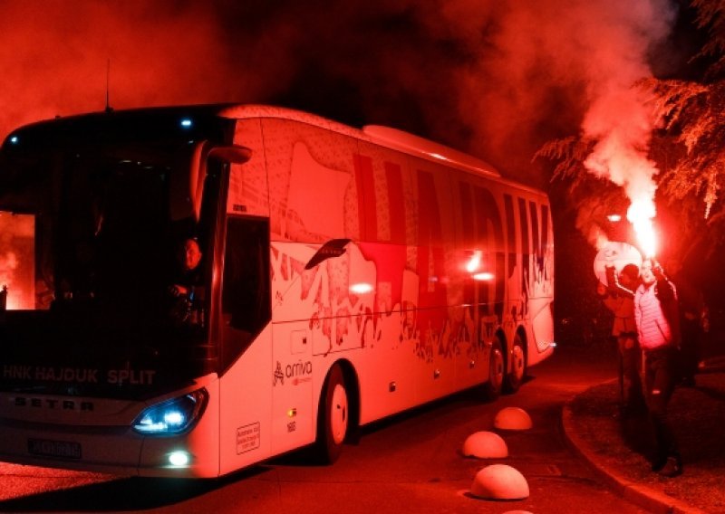 Hajduk u Novigradu dočekan bakljadom, uoči prve pripreme utakmice momčadi se priključio kapetan Kalinić