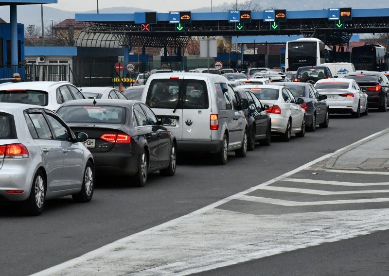 Kilometarske kolone: Na ulaz u Hrvatsku iz BiH čeka se i do četiri sata, na Bajakovu šest sati