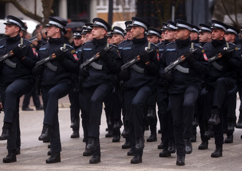 [FOTO] Uz veliku paradu obilježen neustavni Dan Republike Srpske, pogledajte kako je to izgledalo