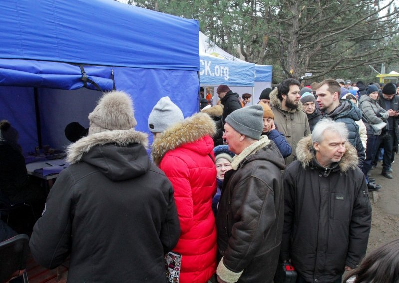 Ukrajinske ekipe rade na vraćanju struje u Odesu nakon požara