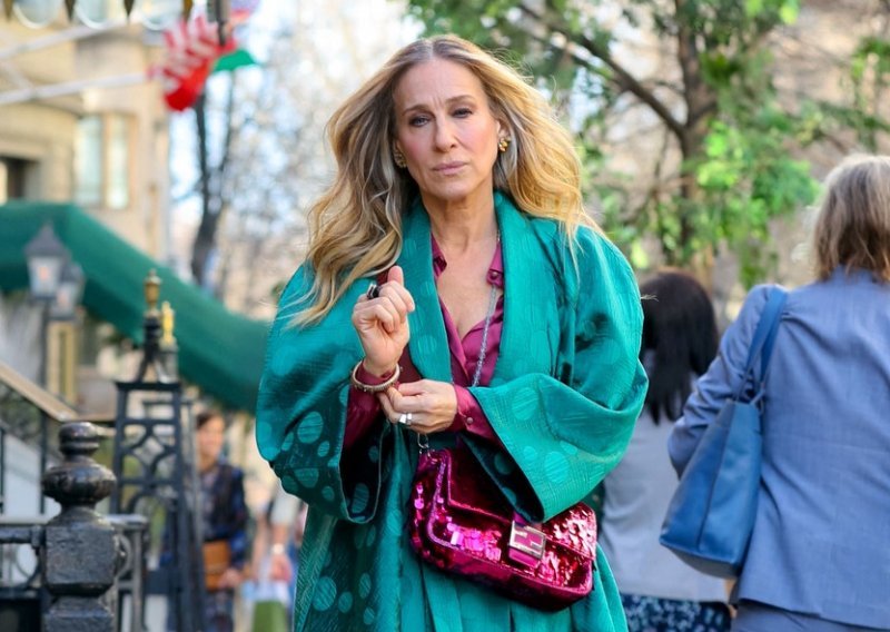 Carrie Bradshaw zablistala s kultnom torbicom u prvom planu