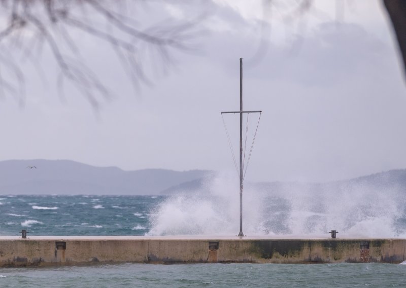 Za srednju i južnu Dalmaciju izdano crveno upozorenje: U prekidu brojne pomorske linije, rive pod morem