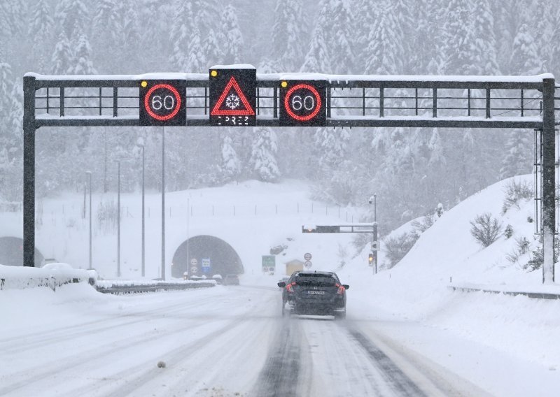 Zbog olujne bure zabrana prometa za sva vozila na A1 između Svetog Roka i Posedarja