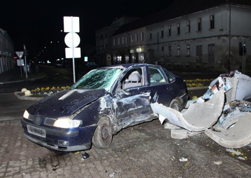 Maloljetnik bez vozačke dozvole autom se zabio u stup; teško je ozlijeđen, a zaradio je i prekršajnu prijavu