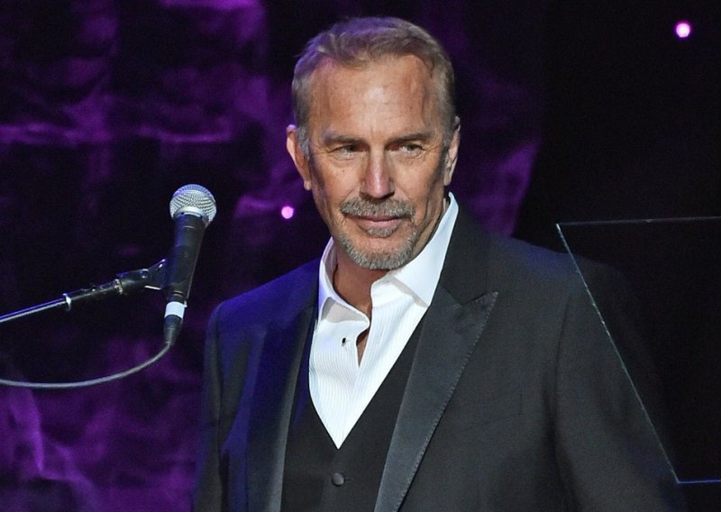 U dirljivom govoru Kevin Costner prisjetio se Whitney Houston, a onda su mu se oči napunile suzama