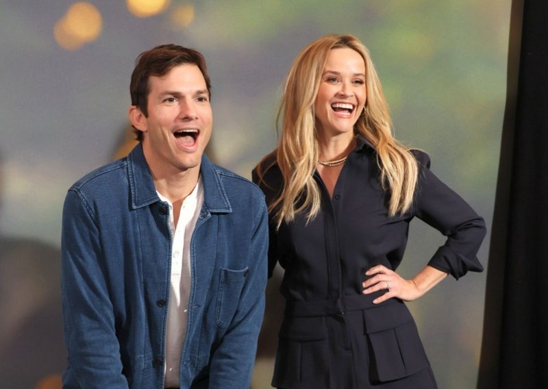 Ashton Kutcher nije znao kako pozirati s Reese Witherspoon, a komičnu situaciju dodatno je 'potpalila' i Mila Kunis