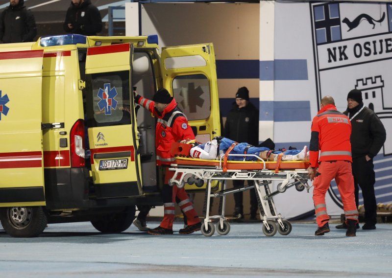 [VIDEO/FOTO] Mučne scene iz Gradskog vrta, igrač Osijeka hitno prevezen u bolnicu: Rekao mi je da nije osjećao noge