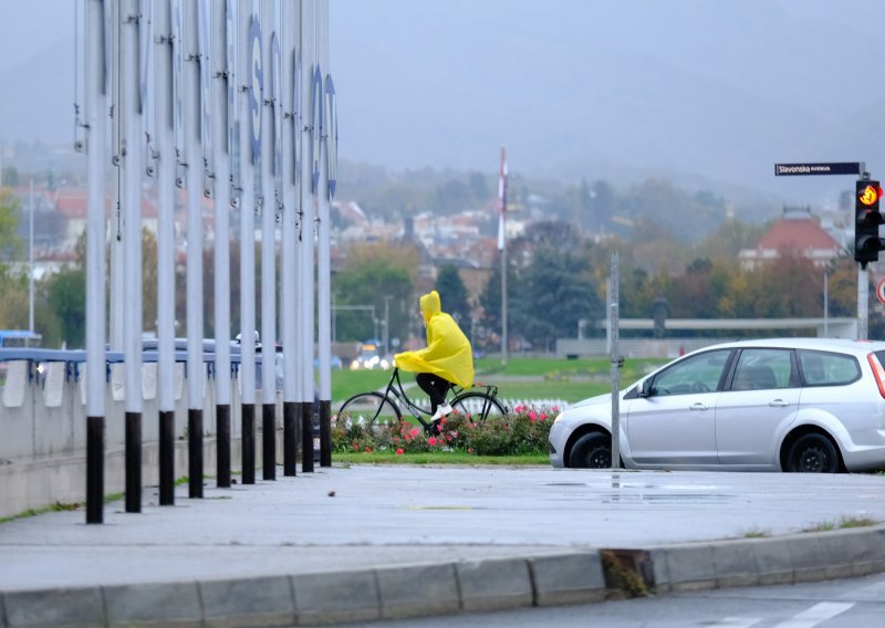 U unutrašnjosti pretežno oblačno, moguće i slabe oborine