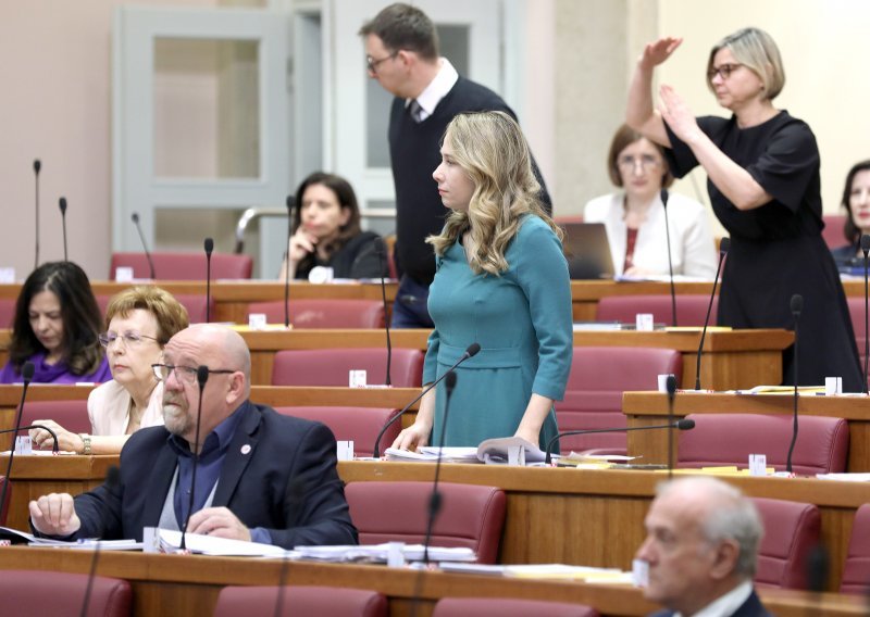 Zakon o obnovi nije baš impresionirao oporbu: 'Ne očekujete da vam plješćemo!'