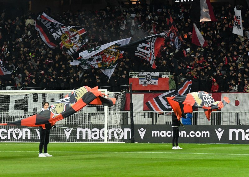 Seks skandal na stadionu uglednog prvoligaša i to za vrijeme utakmice; u akciji je bila plavuša koja je već 'poznata'