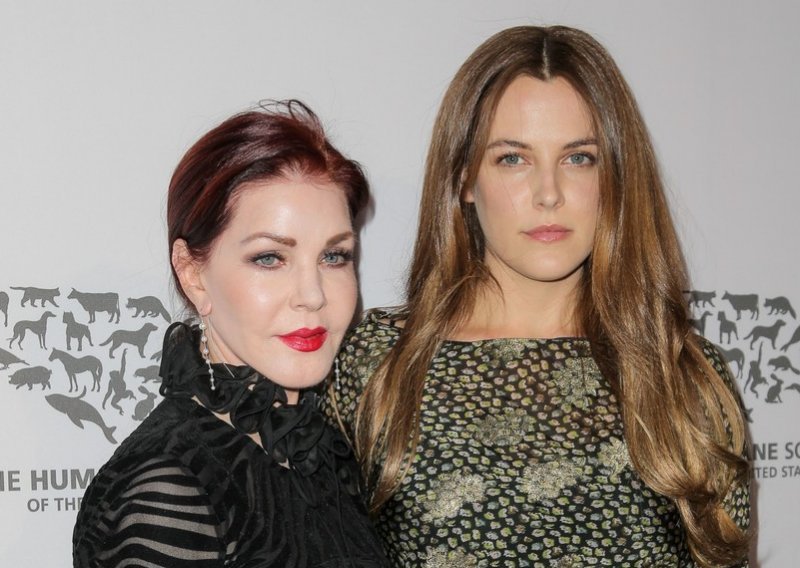 Priscilla Presley više ne bira sredstva kojima napada unuku Riley Keough u borbi za nasljedstvo